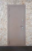 Дверь коричневого цвета