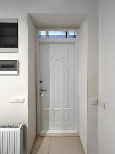 Белая дверь с фрамугой, вид изнутри