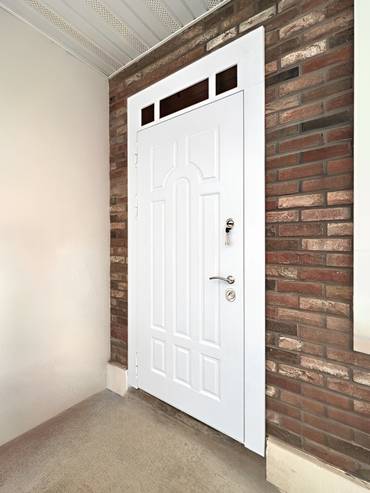 Белая дверь с фрамугой, вид спереди