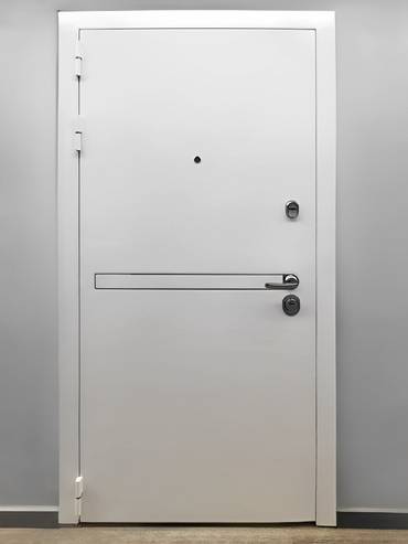 Белая дверь с хромированной вставкой