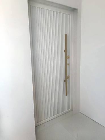 Белая дверь в квартиру