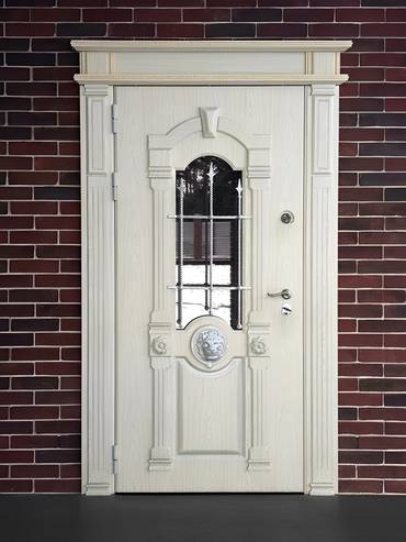 Белая парадная дверь с ковкой и стеклопакетом