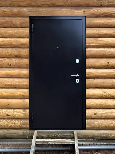 Черная металлическая дверь