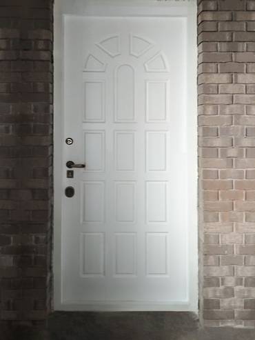 Дверь с белой панелью