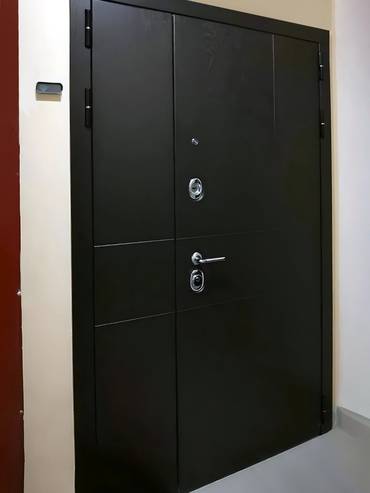 Дверь с черными МДФ панелями