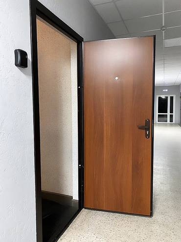Дверь с отделкой ламинатом