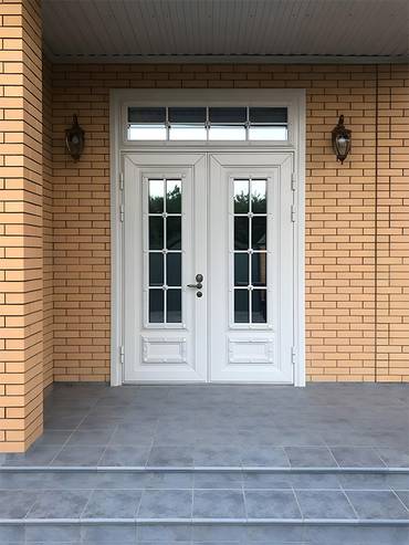 Двупольная белая дверь с фрамугой