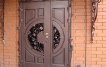 Двустворчатые входные двери для загородного дома