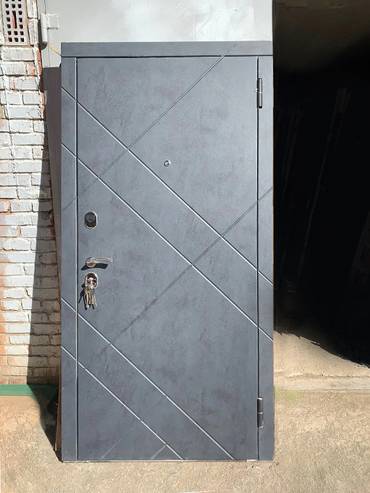 Изготовленная дверь серого цвета