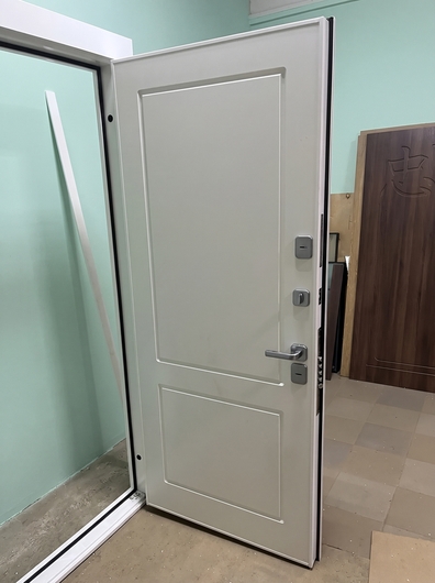 Квартирная входная дверь с боковой вставкой и отделкой из панелей МДФ с белой покраской по RAL