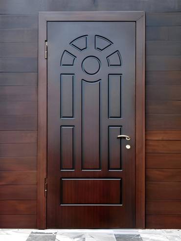 Коричневая дверь с МДФ-панелью в дом