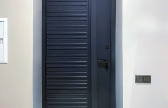 Изготовление современных стальных дверей с длинной бугельной ручкой – фото с объектов