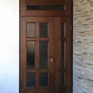 Полуторная классическая дверь с отделкой массивом