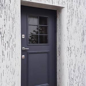 Дверь в стиле хай-тек с минималистичной фурнитурой