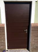 Металлическая дверь коричневого цвета