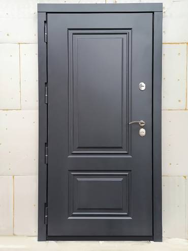 Металлическая дверь с фрезеровкой
