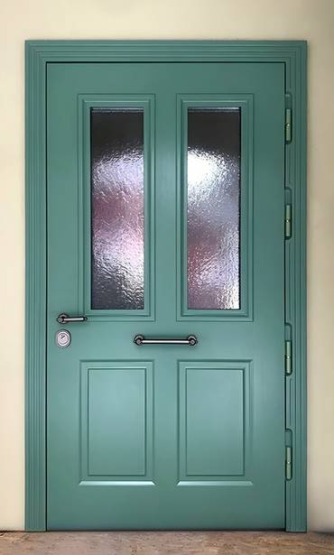 Остеклённая дверь зелёного цвета