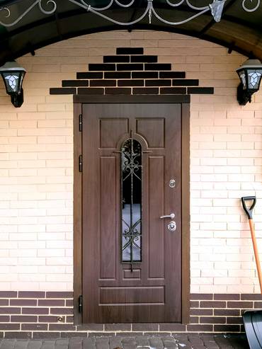 Парадная дверь с ковкой и стеклом для частного дома