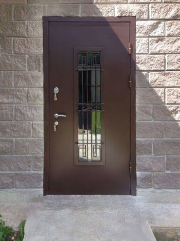 Стальная дверь с кованой решеткой и стеклопакетом