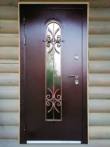 Дверь с ковкой в бревенчатом доме