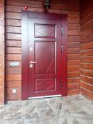 Стальная дверь красного цвета