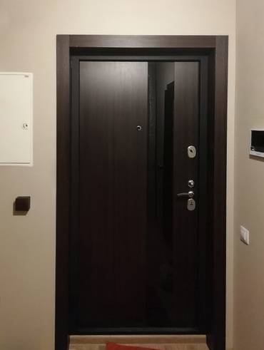 Стальная дверь в квартиру с глянцевым декором