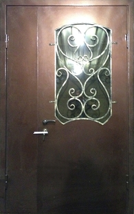 Тамбурная дверь со стеклом и ковкой