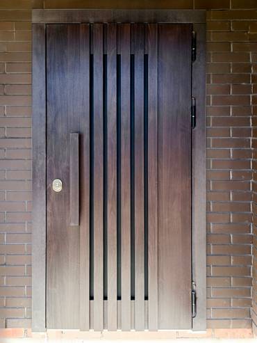 Входная дверь с вертикальными рейками